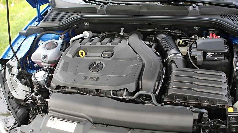 Škoda Scala a Říp v pozadí