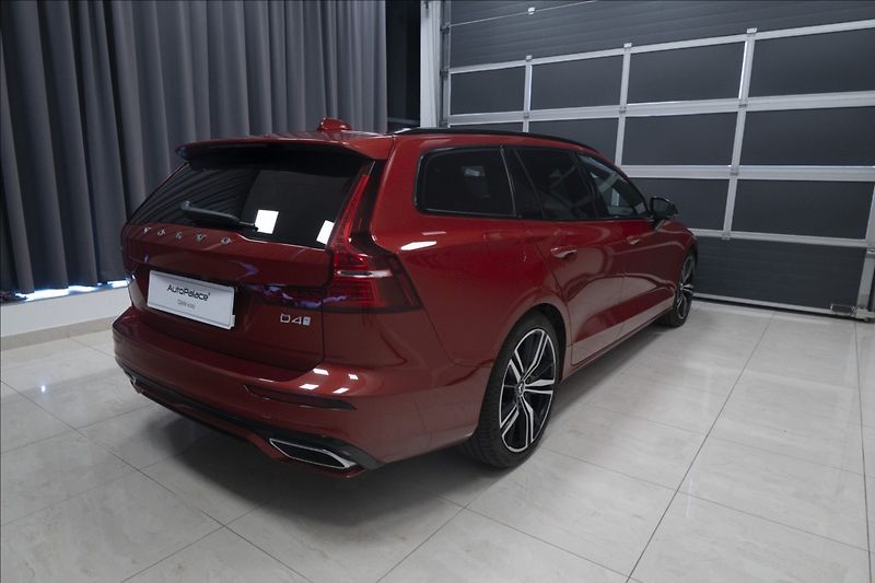 Volvo V60 2,0 D4 R-DESIGN NAVI KAMERA ČR - fotka 4 z 40