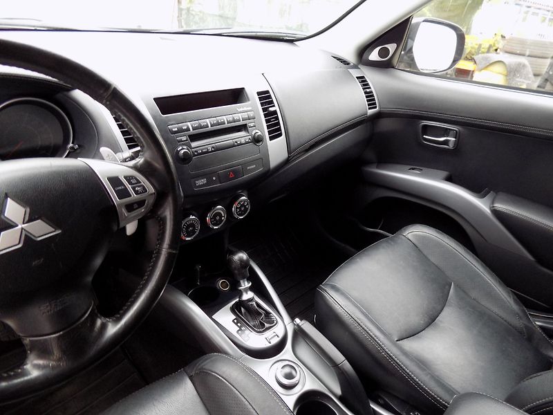 Mitsubishi Outlander (2012) 2.2DI-D/AWD/1.Maj.ČR/7.míst/ - fotka 30 z 45