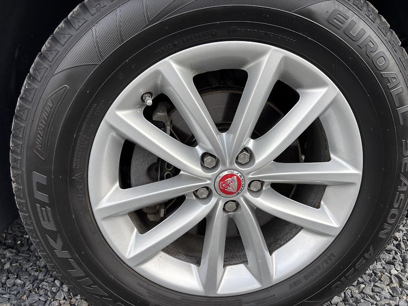 Jaguar F-Pace (2017) 2.0 AWD, 132kW,1.majitel, DPH - fotka 24 z 24