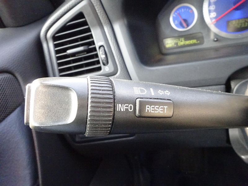 Volvo V70 2.5T 220kW R AWD AUTOMAT - fotka 21 z 32
