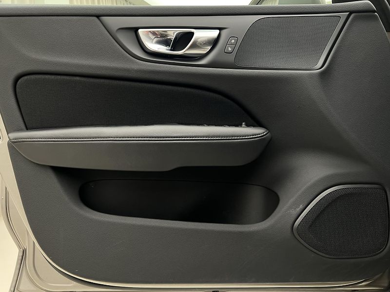 Volvo V60 D3 MOMENTUM PRO AUT - fotka 7 z 41