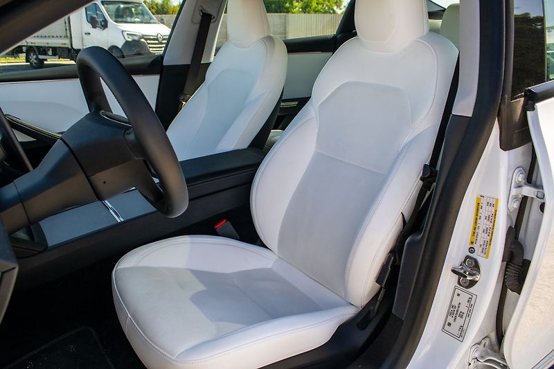 Tesla Model 3 - fotka 9 z 21
