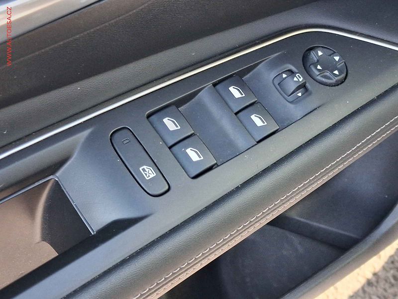 Peugeot 3008 (2019) 1.2 PT, Allure, LED, navi - fotka 11 z 18