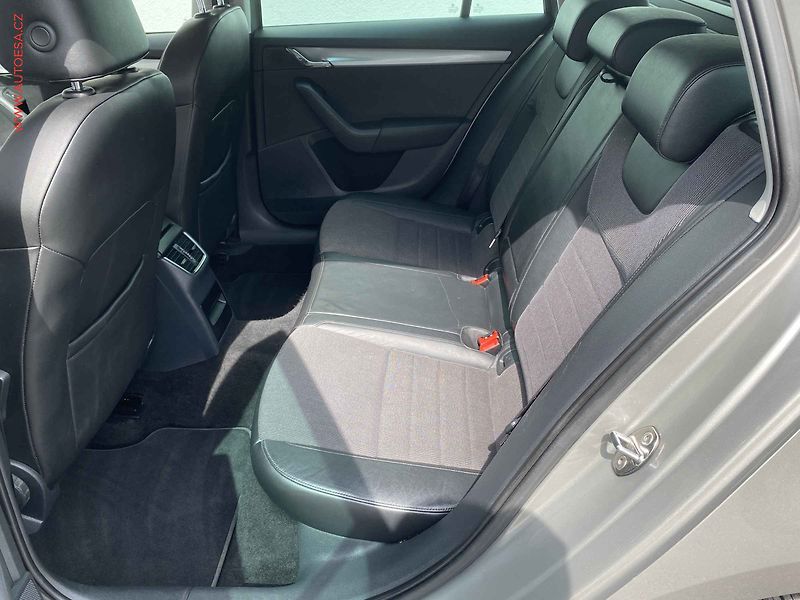 Škoda Octavia (2013) 2.0 TDi, Elegance - fotka 10 z 17