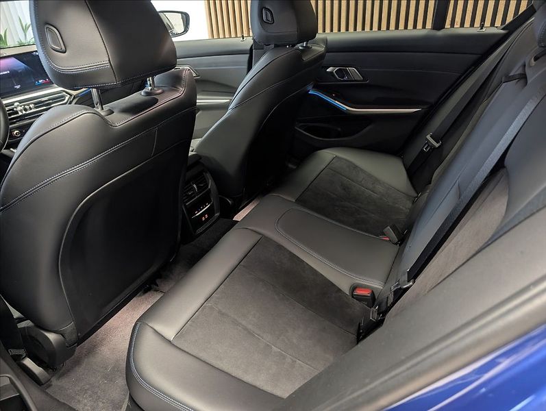 BMW Řada 3 320 i xDrive - fotka 26 z 31