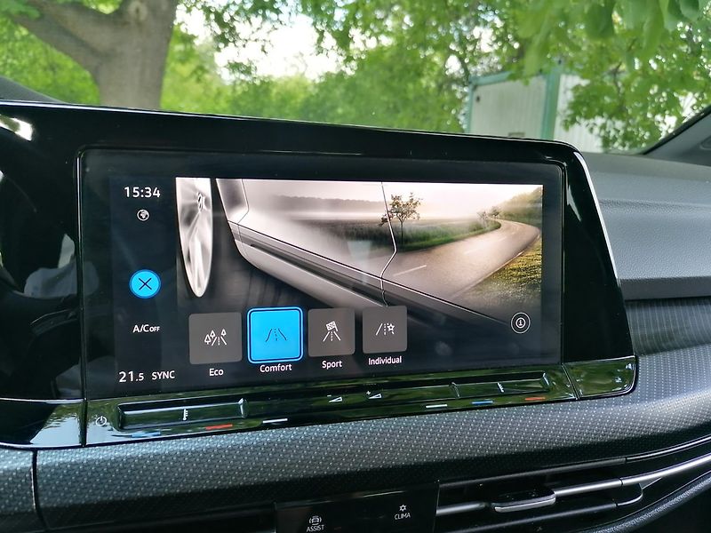 Volkswagen Golf (2022) 1.5 TSi R-LINE IQ-Drive - fotka 13 z 29