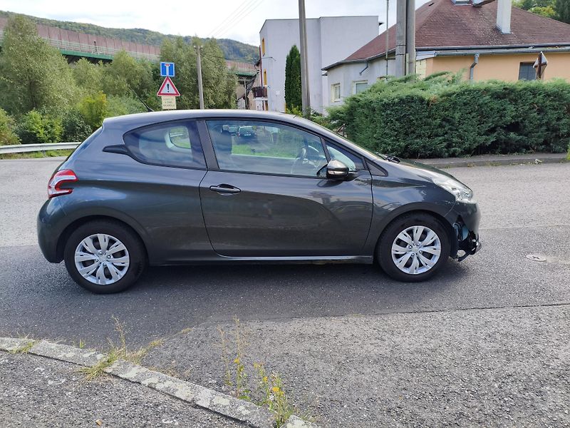 Peugeot 208 (2012) 1,6 eHDI 68Kw - fotka 5 z 33