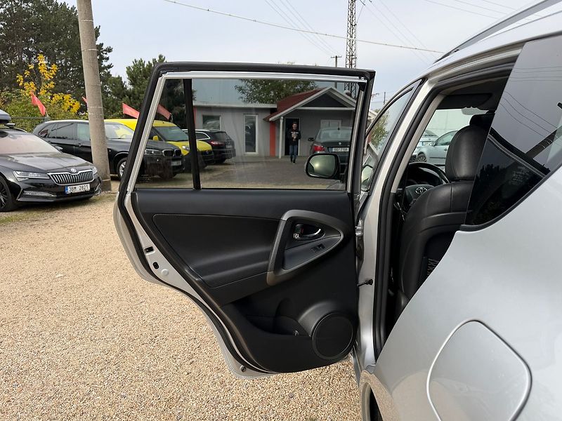 Toyota RAV4 2.2 D-CAT 110KW*4X4*71.TIS KM* - fotka 14 z 28