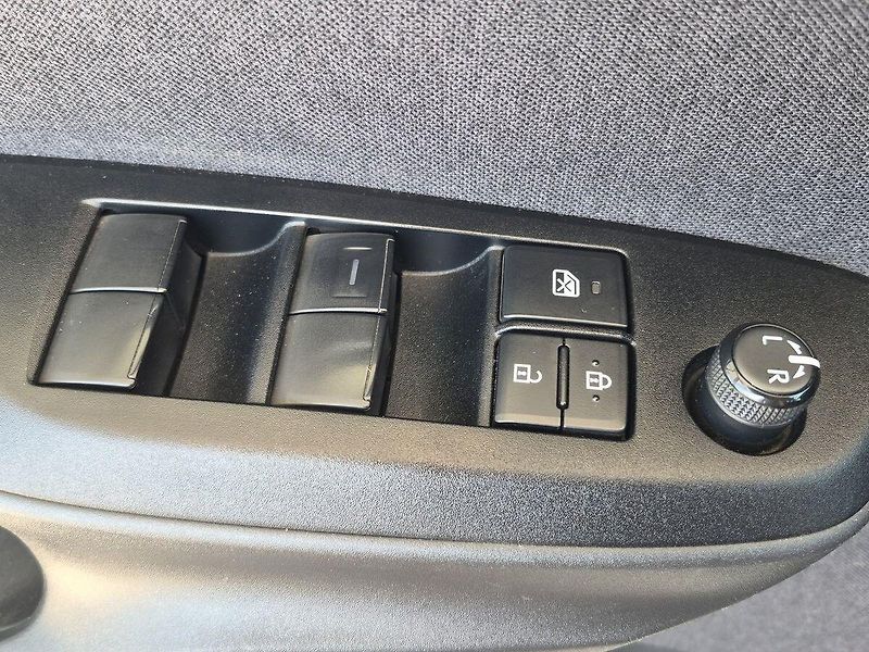 Toyota Yaris 1.5 HEV 1 CVT Comfort tech - fotka 19 z 24