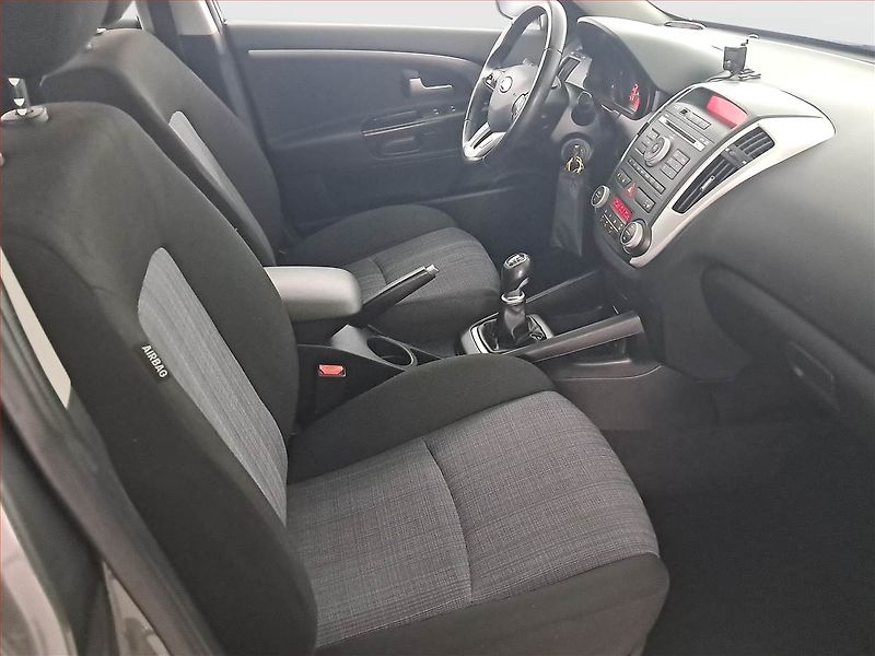 Kia Ceed (2010) 1.6 CRDi, po STK, Tažné - fotka 9 z 19