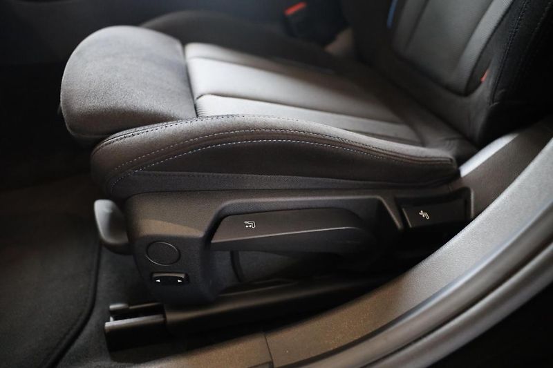 BMW Řada 3 330i xDrive Touring - fotka 22 z 24