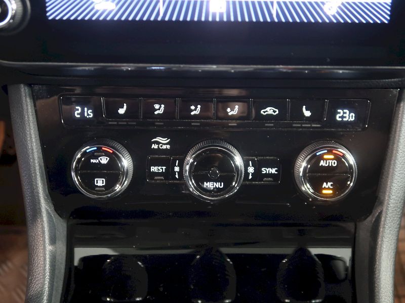 Škoda Superb (2018) STYLE 2.0TDI 140KW DSG CANTON - fotka 32 z 42