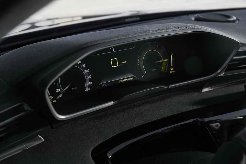 Peugeot 208 při premiéře v Ženevě ukázal naráz běžnou i elektrickou verzi