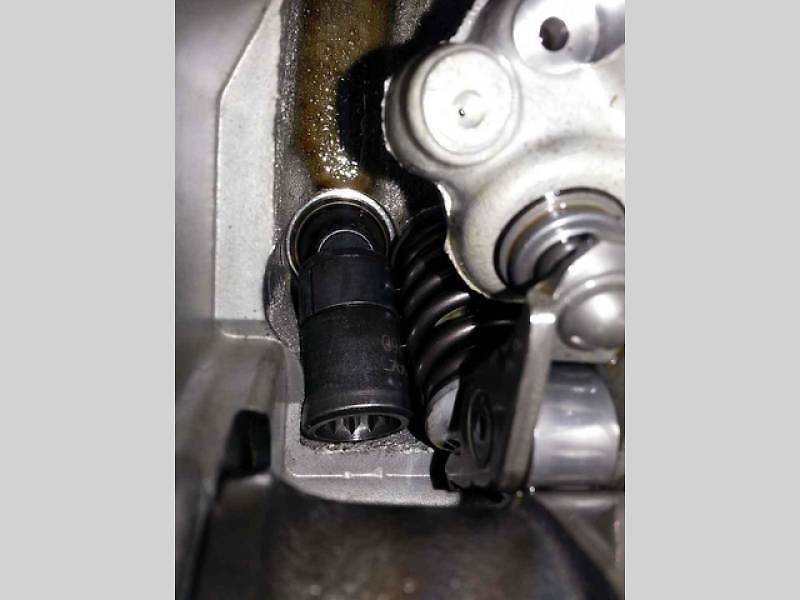 Nástrčný klíč zapomenutý v motoru Mitsubishi Evo.