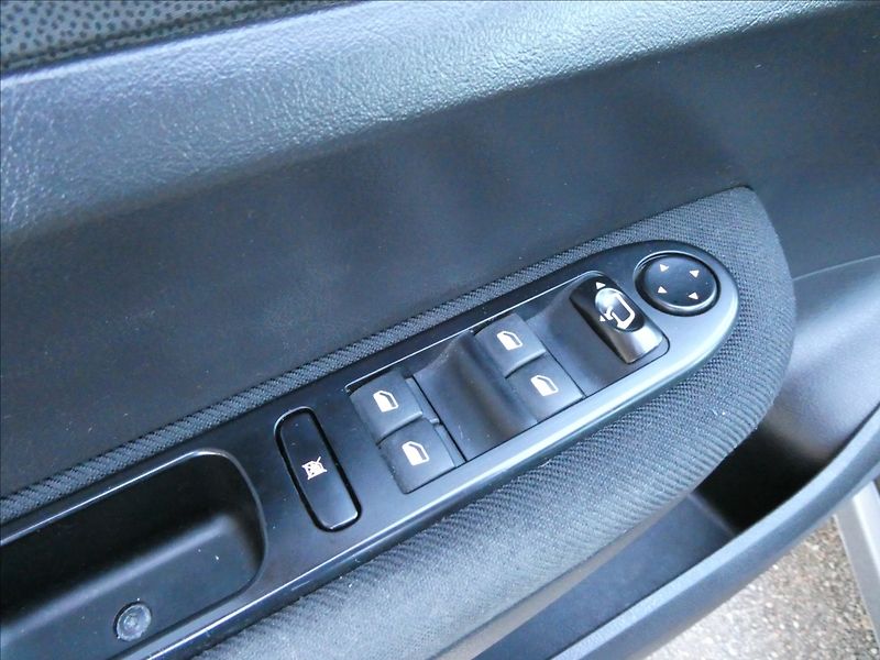 Peugeot 307 1,6 16V 80kW SW 7.míst,PANORAM - fotka 25 z 36