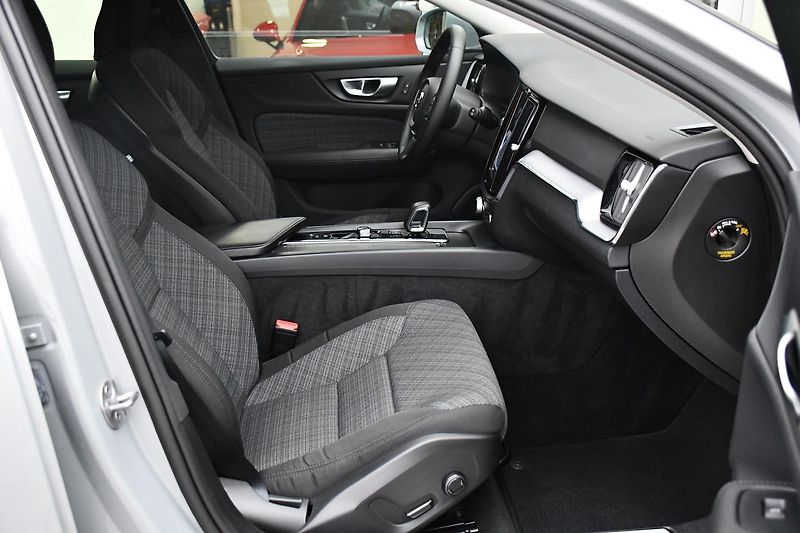 Volvo V60 2.0B4 LED NAV TAŽNÉ - fotka 17 z 49