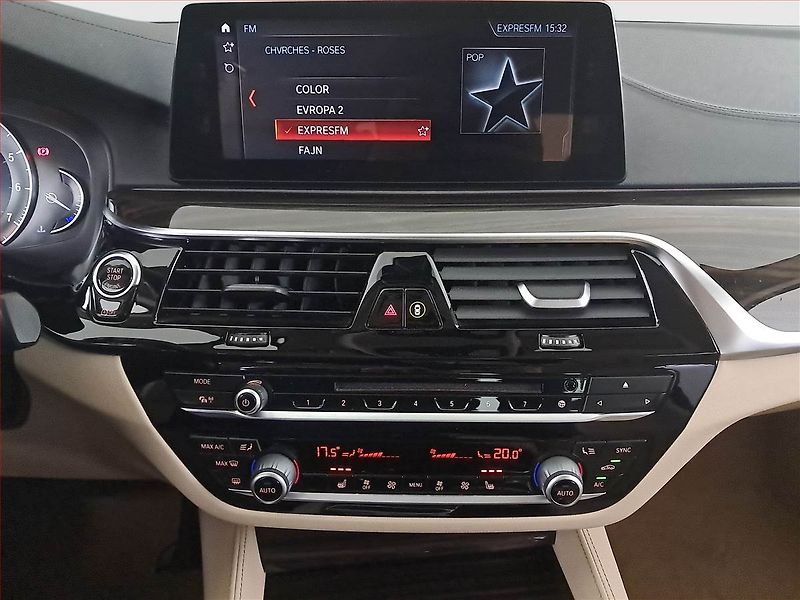 BMW Řada 5 (2018) Luxury Line 530i xDrive - fotka 12 z 19