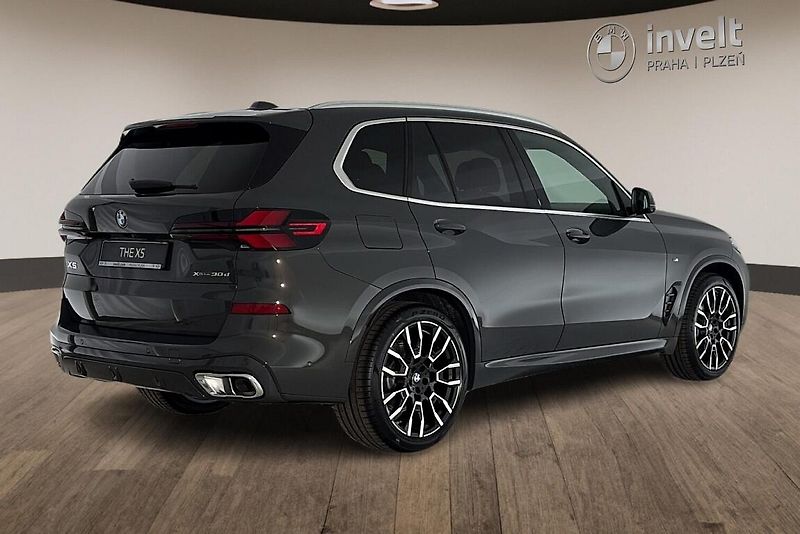BMW X5 xDrive30d - fotka 3 z 28