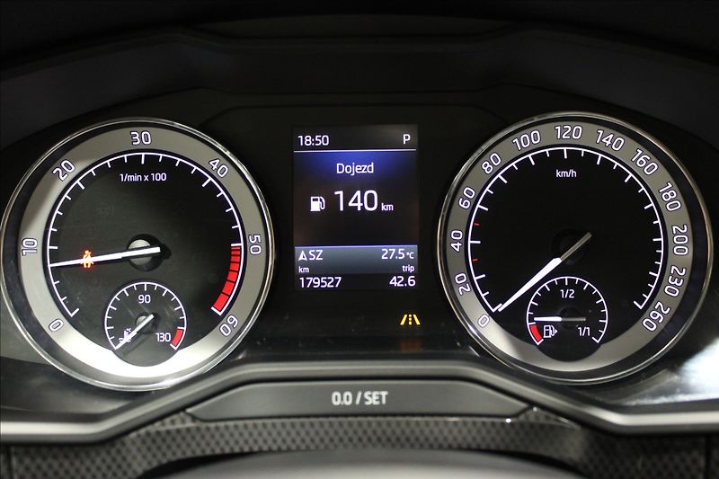 Škoda Superb 2,0 TDI DSG 140KW Sportline - fotka 24 z 37
