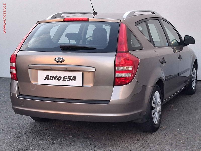 Kia Ceed (2009) 1.4CVVT, ČR, AC, tempo - fotka 4 z 15