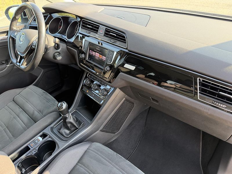 Volkswagen Touran 1.4 TSI PANO ALCANTARA MASÁŽ - fotka 39 z 44