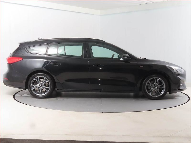 Ford Focus (2020) ST-Line 1.5 EcoBoost, Automat - fotka 6 z 14