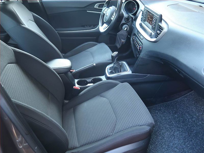 Kia Ceed (2021) Fresh 1.0 T-GDI, ČR,1.maj - fotka 9 z 17