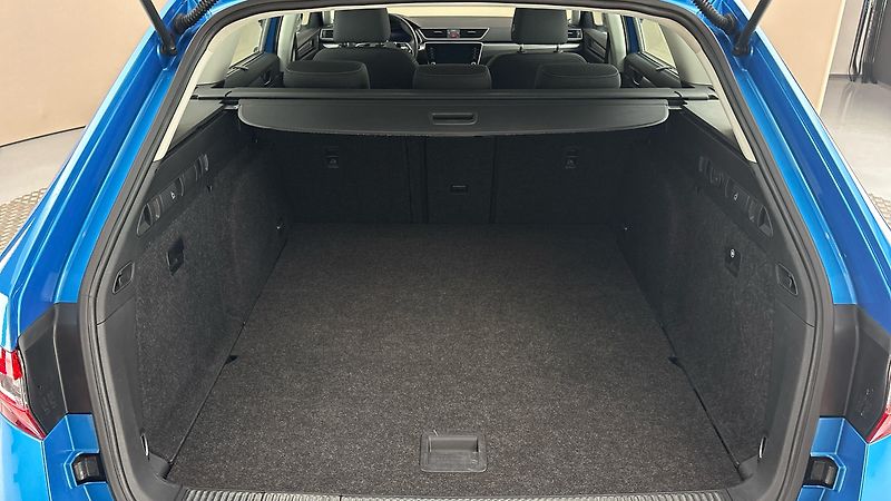 Škoda Superb 2.0 TDI DSG 4x4 Style Combi - fotka 17 z 28