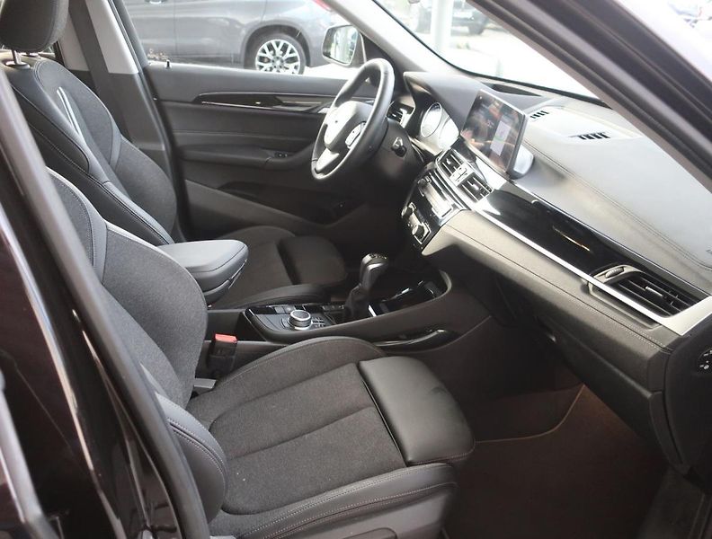 BMW X1 (2022) xDrive25e Sport Line - fotka 10 z 19