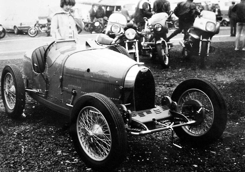Legendární závodnice Eliška Junková na poštovní známce. Aršík, který vydává Česká pošta, vyjde 26. listopadu.