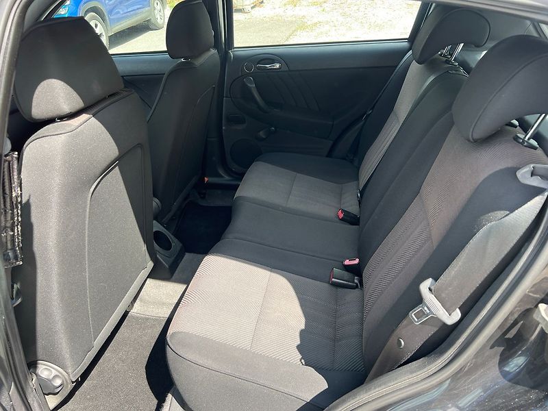 Alfa Romeo 147 1,6 16 V - fotka 8 z 15
