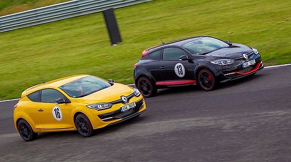 Rychlé Renaulty na Autodromu v Mostě.