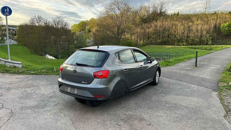 Zepředu vypadá jako běžný hatchback, pod kapotou má klasický motor, nechybí airbagy ani poctivá karoserie.