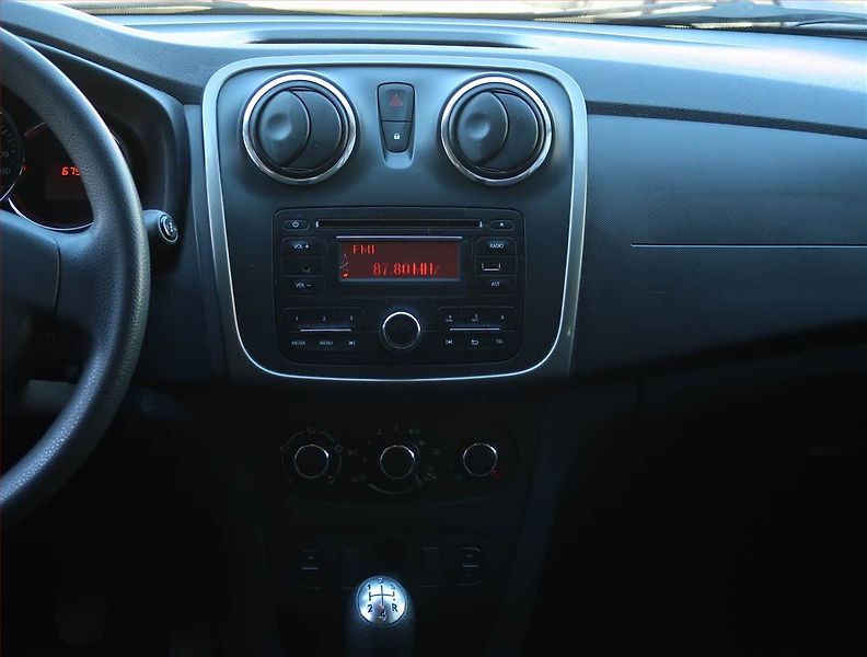 Dacia Sandero (2014) Arctica 1.2 16V - fotka 12 z 14