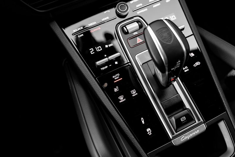 Porsche Cayenne (2023) COUPE PLATINUM EDITION - fotka 29 z 33