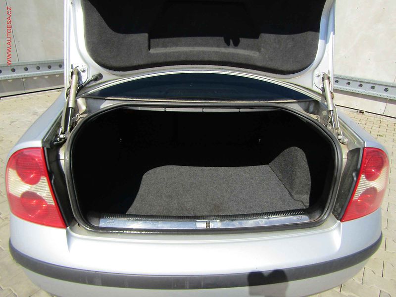 Volkswagen Passat (2002) 1.6 i, AC, výhřev sed - fotka 7 z 14