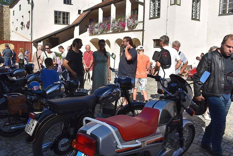 Strakonice si připomněly 105 let od zahájení výroby značky ČZ Sjeli se sem majitelé a obdivovatelé legendárních motocyklů. Na dobu, kdy pro čezetu pracoval, zavzpomínal i náš jediný kosmonaut ve vesmíru Vladimír Remek. A ochotně pózoval na společných sním