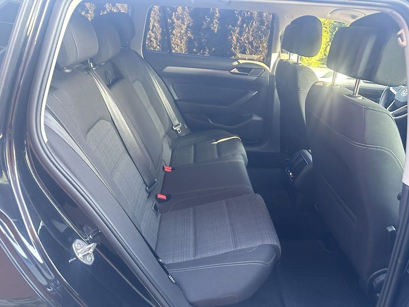 Volkswagen Passat 2.0 TDi 110kW Bussiness AT - fotka 21 z 28