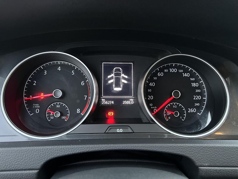 Volkswagen Golf 1.0 TSI 85KW,1 MAJITEL,SERVIS - fotka 33 z 40