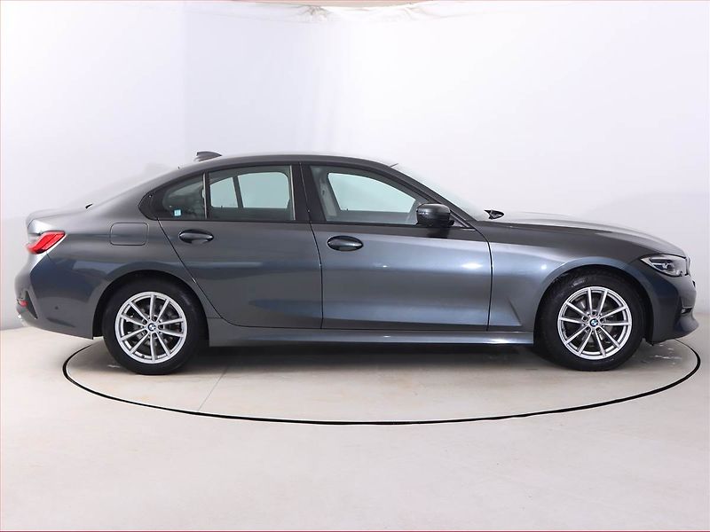 BMW Řada 3 (2019) 320 d xDrive - fotka 6 z 21