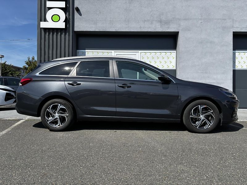 Hyundai i30 (2023)  Kombi Smart 1.0 T-GDI - fotka 2 z 15
