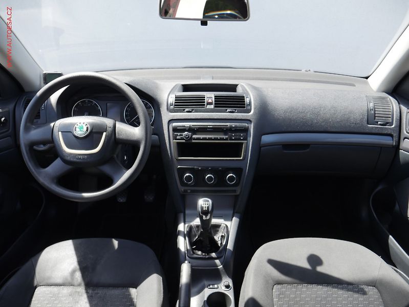 Škoda Octavia (2009) 1.6MPi, 1.maj,ČR, AC, park - fotka 8 z 15
