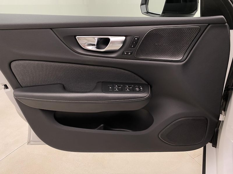 Volvo V60 B4 DARK PLUS AUT  - fotka 7 z 45