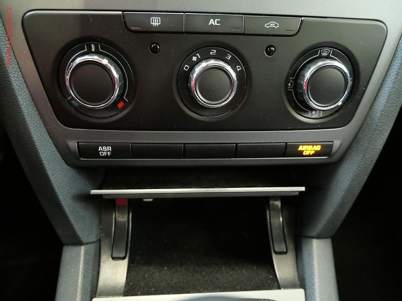 Škoda Octavia (2013) 1.6TDi, ČR, AC, park.asist - fotka 16 z 17