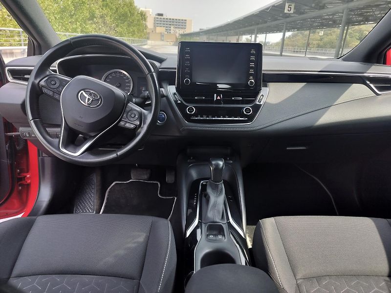 Toyota Corolla 1.8 hybrid business, navigace - fotka 12 z 26