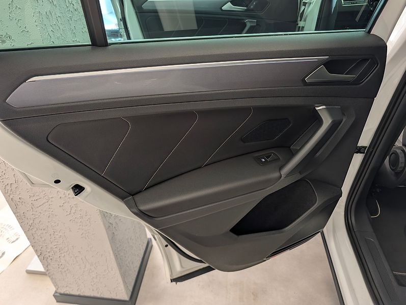 Volkswagen Tiguan 2.0 TDI 4X4 R-LINE - fotka 23 z 27