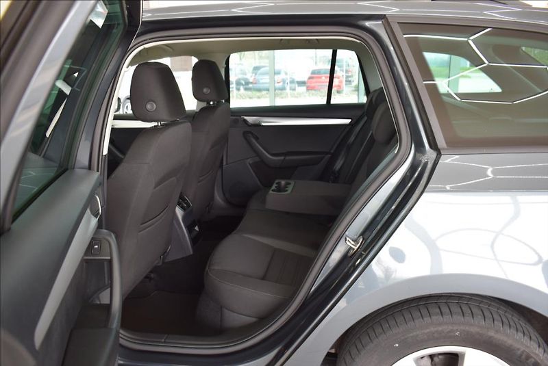 Škoda Octavia 1,6 TDi, DSG,NAVI,serviska, - fotka 11 z 40