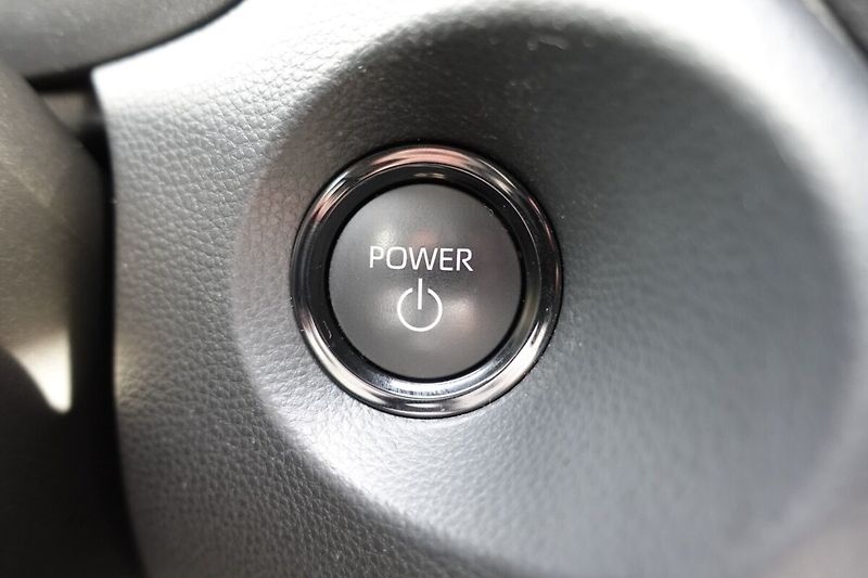 Toyota Corolla Cross 1,8 HEV Comfort Tech FWD - fotka 29 z 33