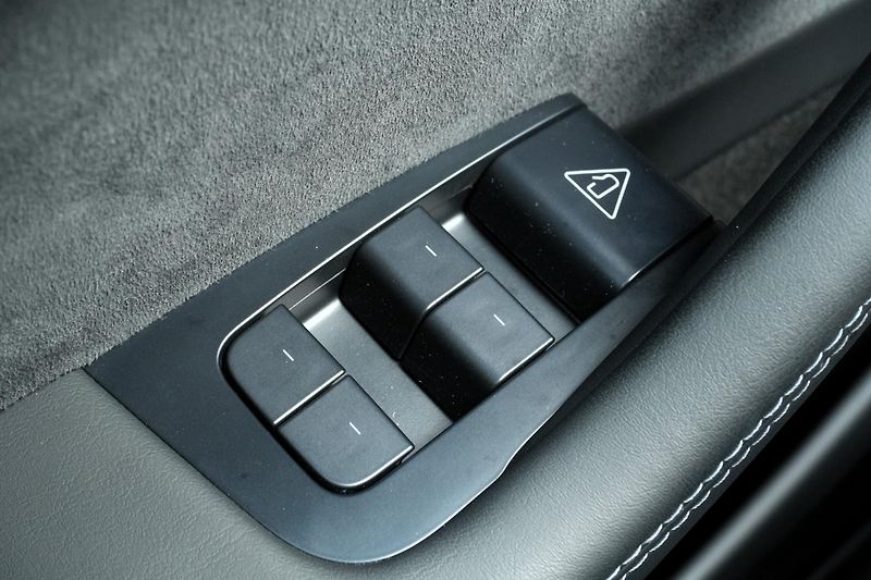 Tesla Model Y Long Range AWD, ČR, Tažné - fotka 29 z 39